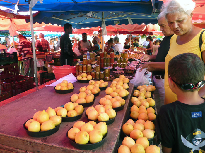 Un marché aux citrons à la Réunion